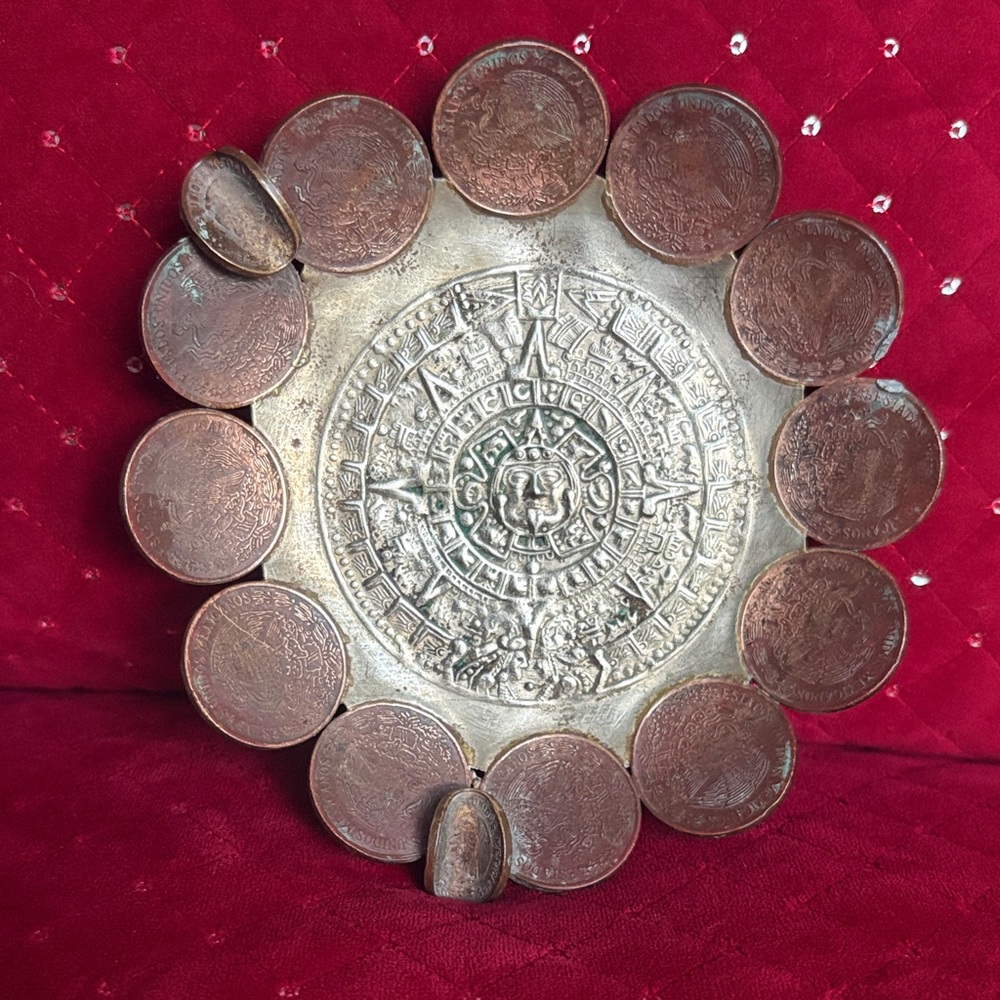 Vintage coin Mexican ashtray, 5” Aztec calendar design, centavos coins border.
